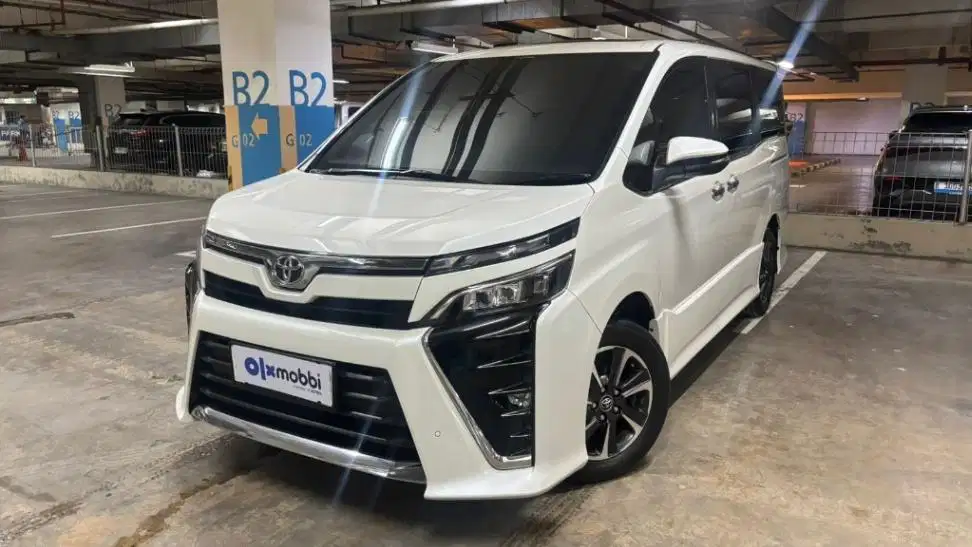 Toyota Voxy  2.0 Bensin-AT 2018 Putih