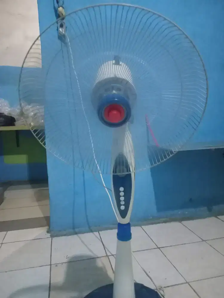 Jual kipas angin masih normal hidup masih bagus cuma ga ada tutup nya