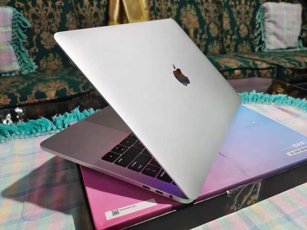 MacBook Pro Retina 13” Touch Bar (2017) – Premium Design, Kondisi Isti