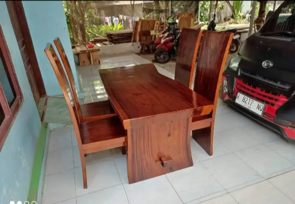 Meja makan trembesi