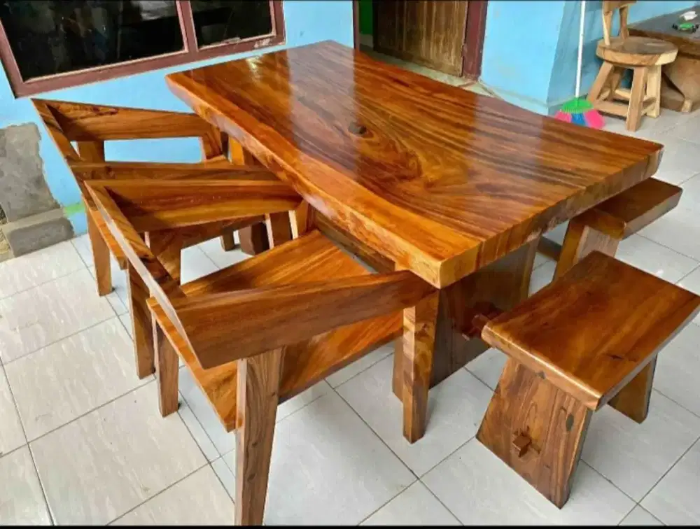 Meja makan trembesi