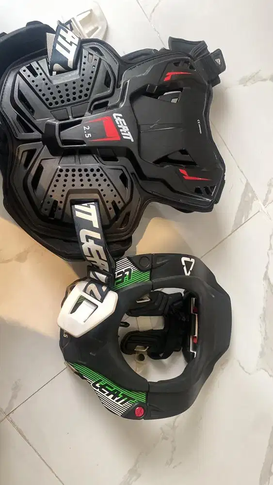 body potector leatt 2.5 + neck brace leatt 5.5 + knee elbow fox titan