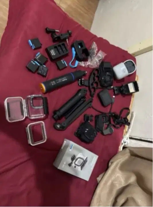 Dijual GoPro Hero 8 kondisi fisik bagus namun mati. bonus aksesoris