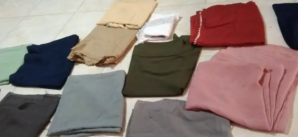 Kerudung ada 13 pcs