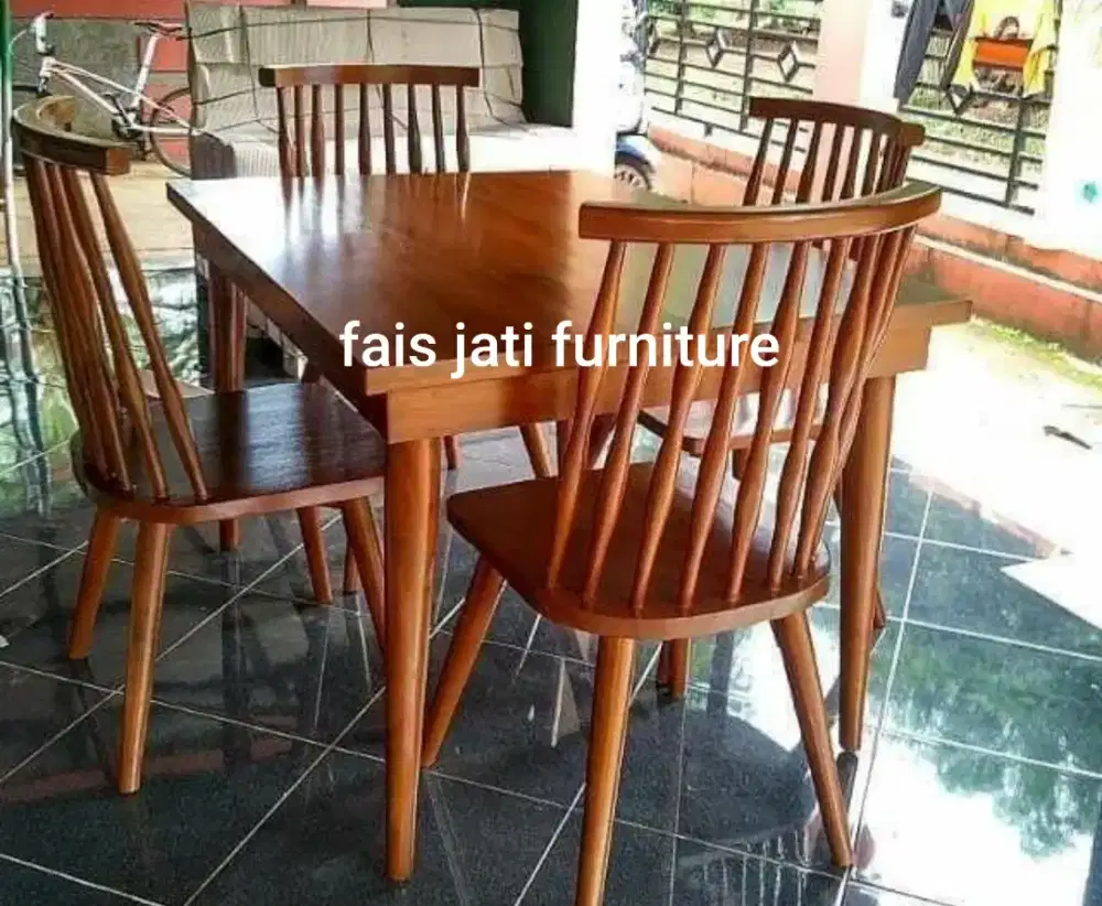 Meja makan minimalis