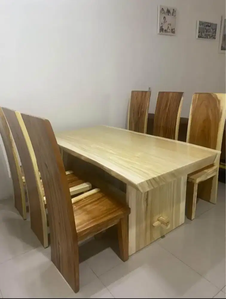 Meja makan trembesi