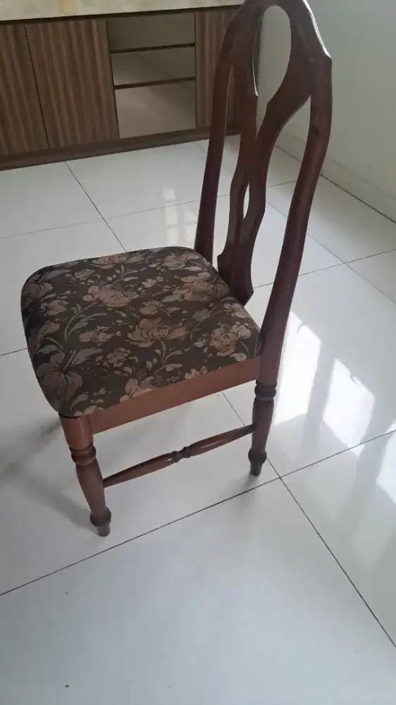 Meja makan dari kayu jati  ada 2 unit