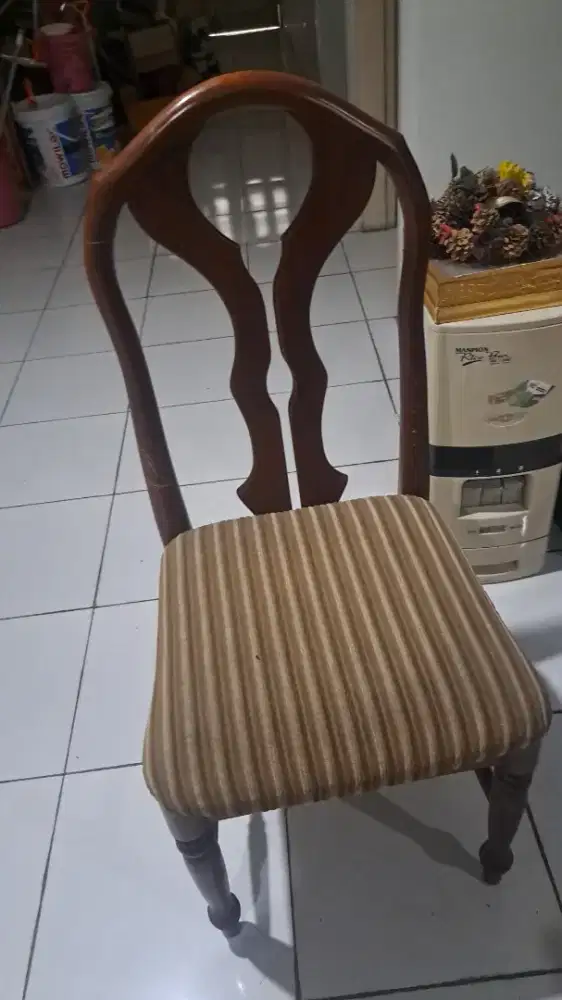 Meja makan dari kayu jati  ada 2 unit