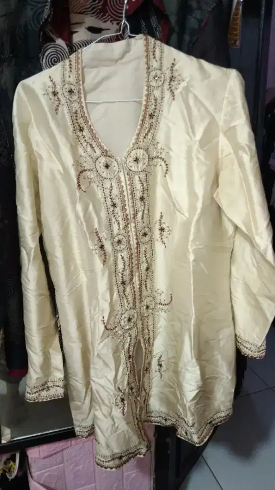 Kebaya cream atau gold