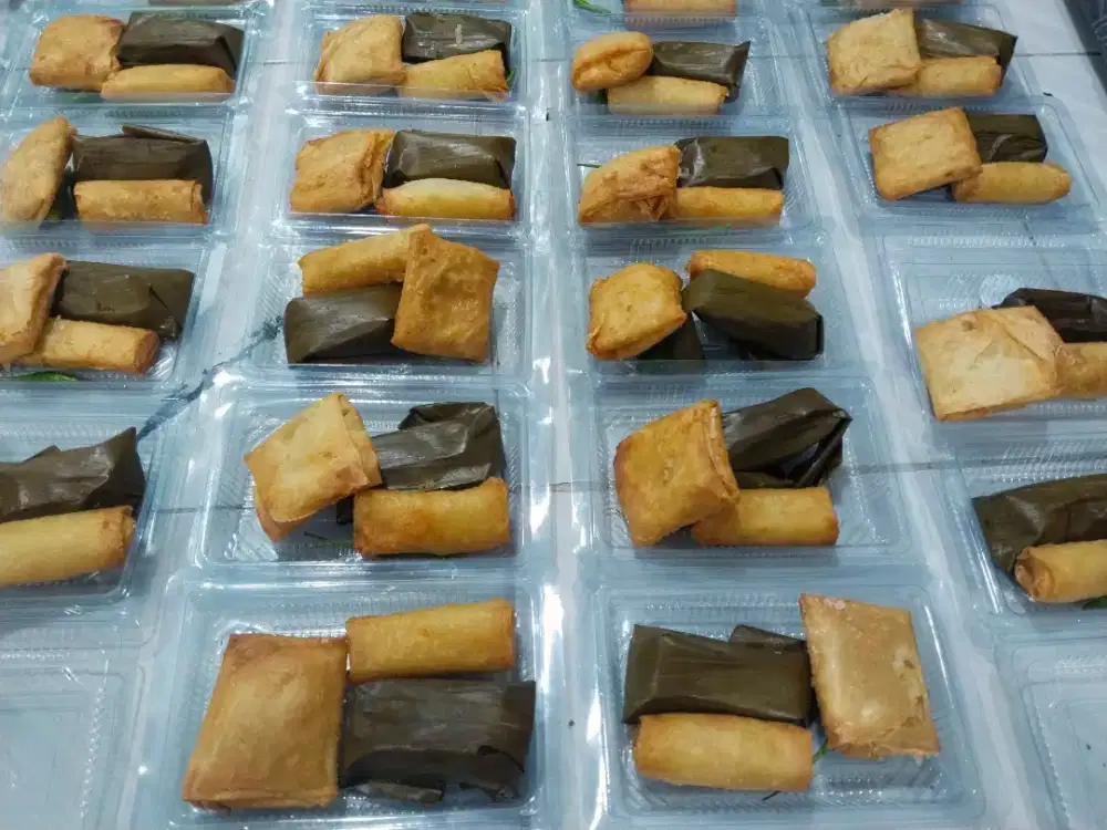 Catering snack isi lontong, risol bihun, martabak tahu