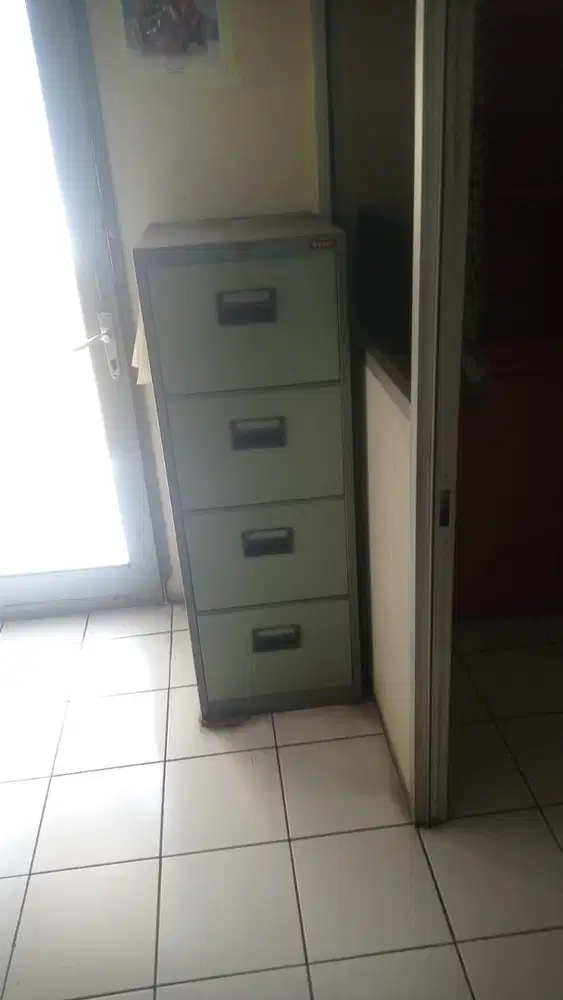 Filing cabinet bekas