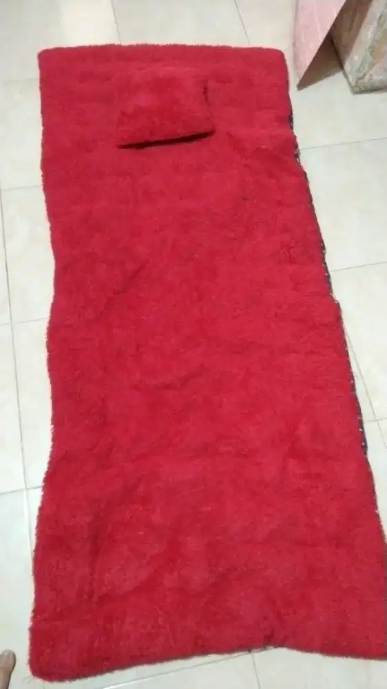 Kasur warna merah bantal 1