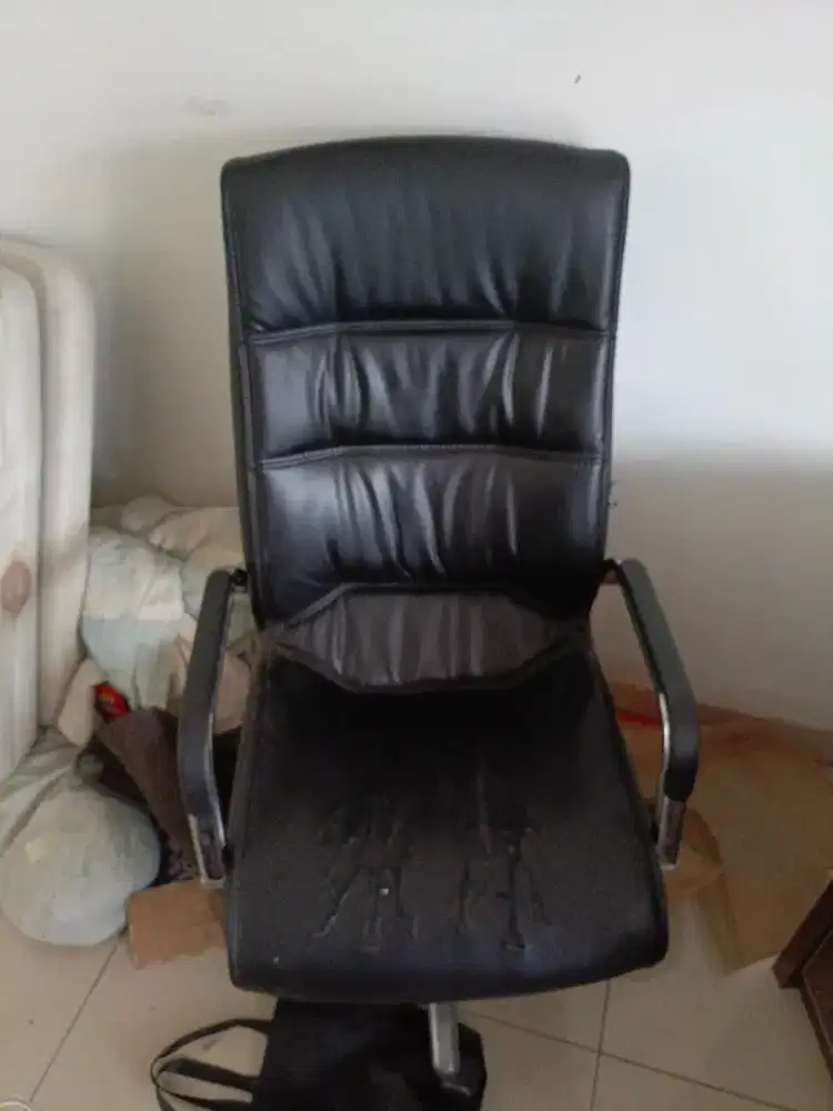 Kursi kantor bahan kulit