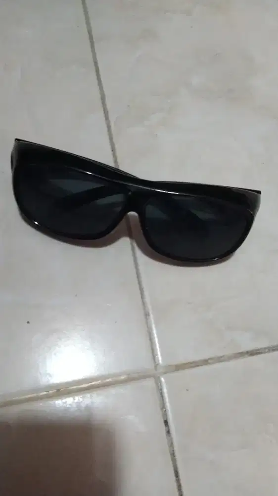 Kaca mata hitam gede