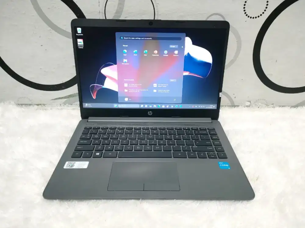 Laptop HP 240 -G8 •CORE I3 GEN11 •SSD 256GB •4GB •MULUS 98% •Desaigner
