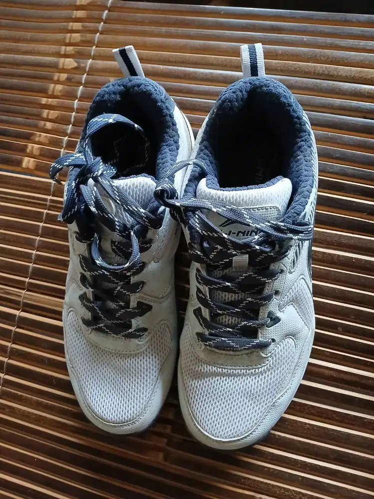 Sepatu badminton merek lining