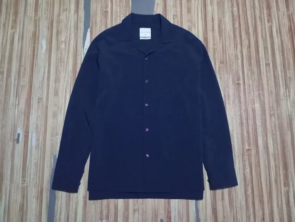 Kemeja Open Collar.