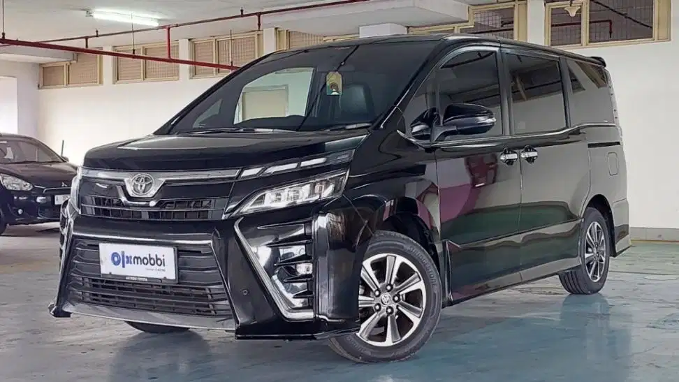 Toyota Voxy  2.0 Bensin-AT 2019 Hitam