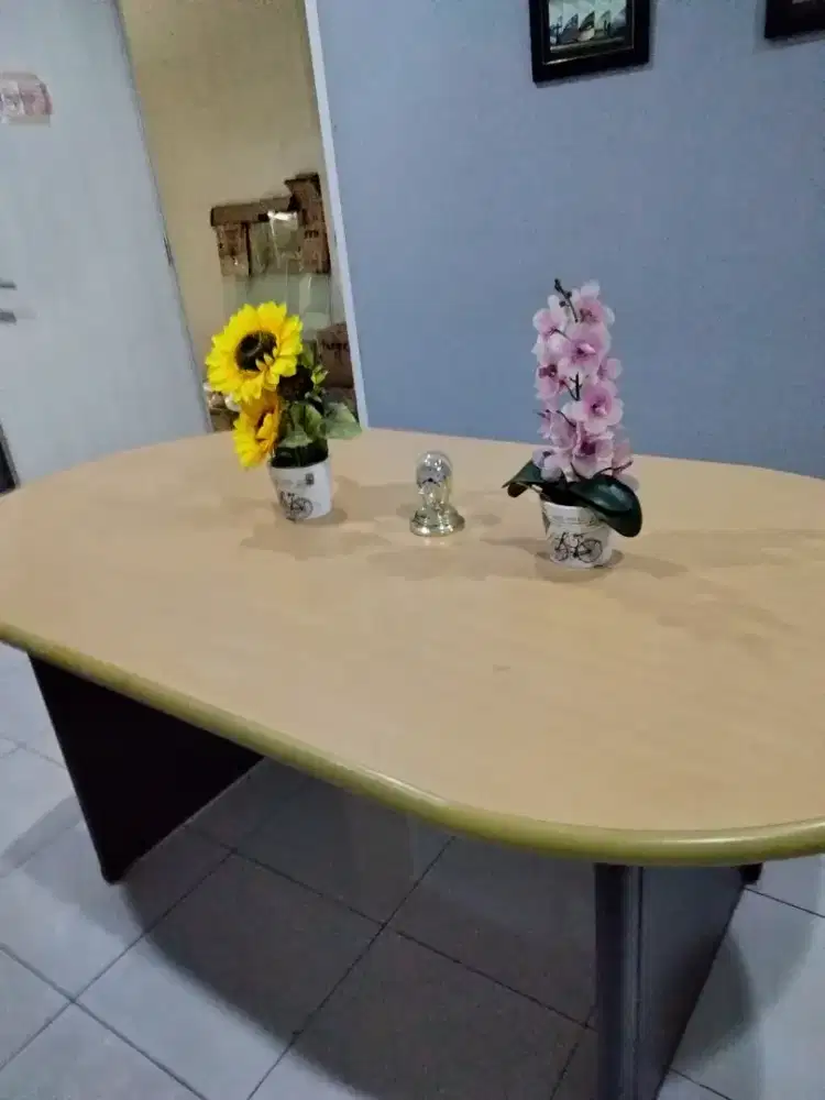 Meja meeting kantor oval