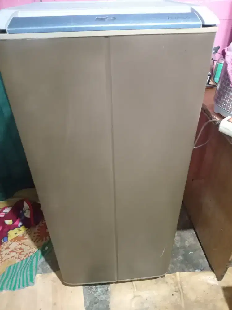 Di jual kulkas sanyo1pintu kondisi masih normal juga ori