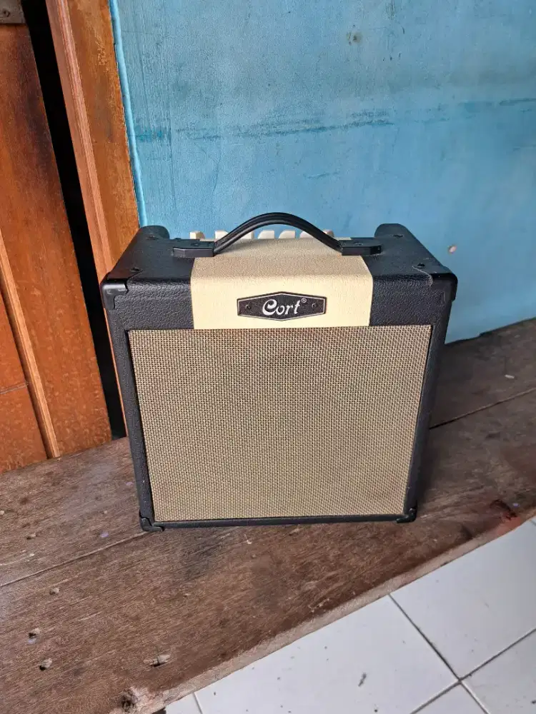 Jual ampli gitar merek cort, barang ori, minus box aja
