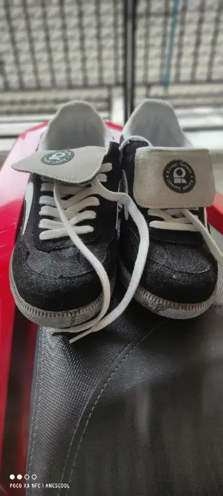 Di jual sepatu sneaker raingel second kebesaran