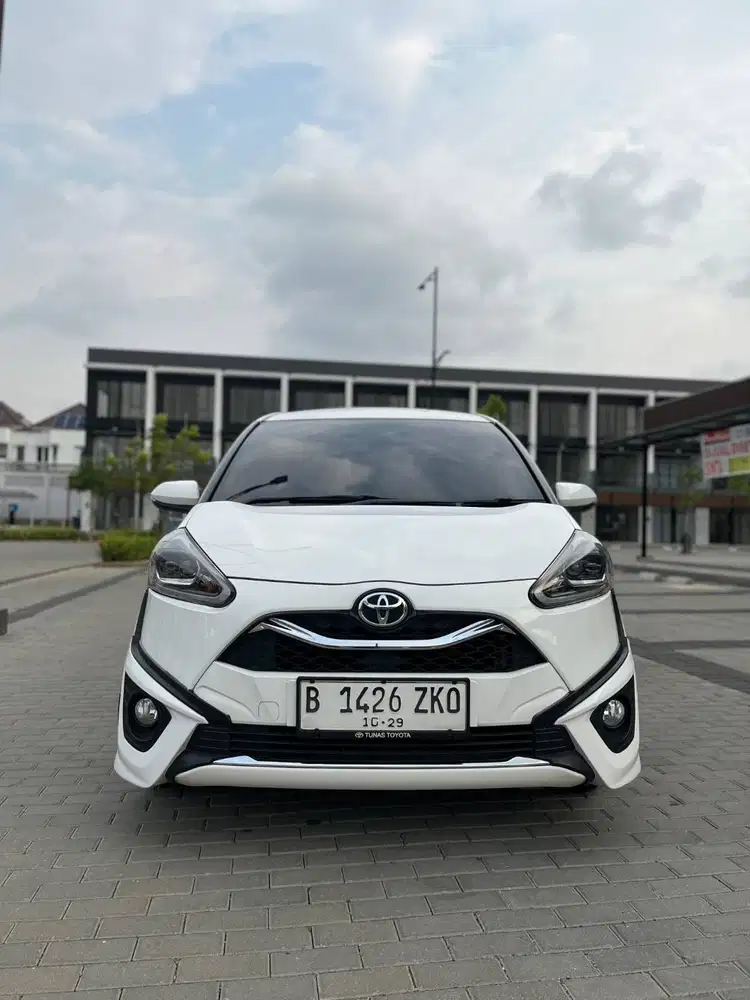 Istimewa ni Gan Toyota Sienta Q AT 2019 Putih Metalik Murah Gan