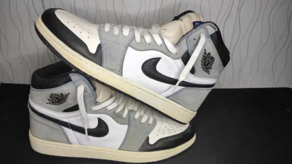 Swpatu Air Jordan 1  High Grey