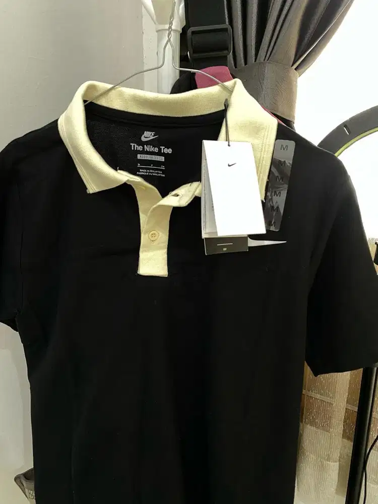 Kaos nike hitam kerah kuning