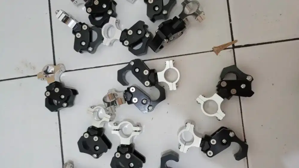 Cuci gudang Gantungan barang jepit di stang bisa lipat