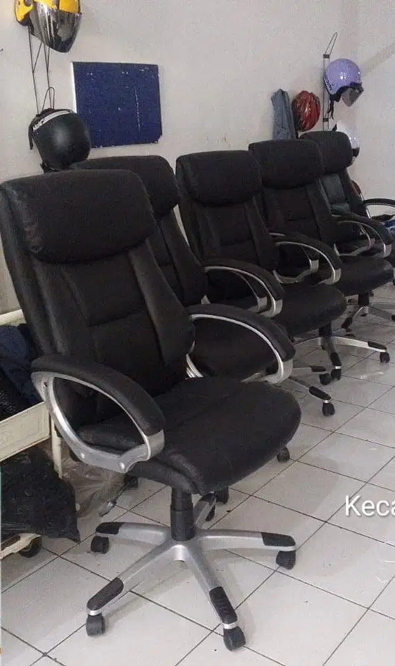 Beberapa kursi kantor