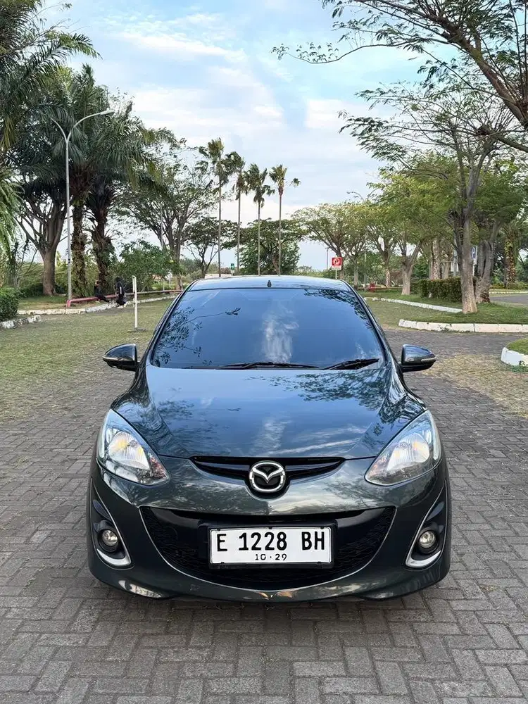 Mazda 2 R 2012.