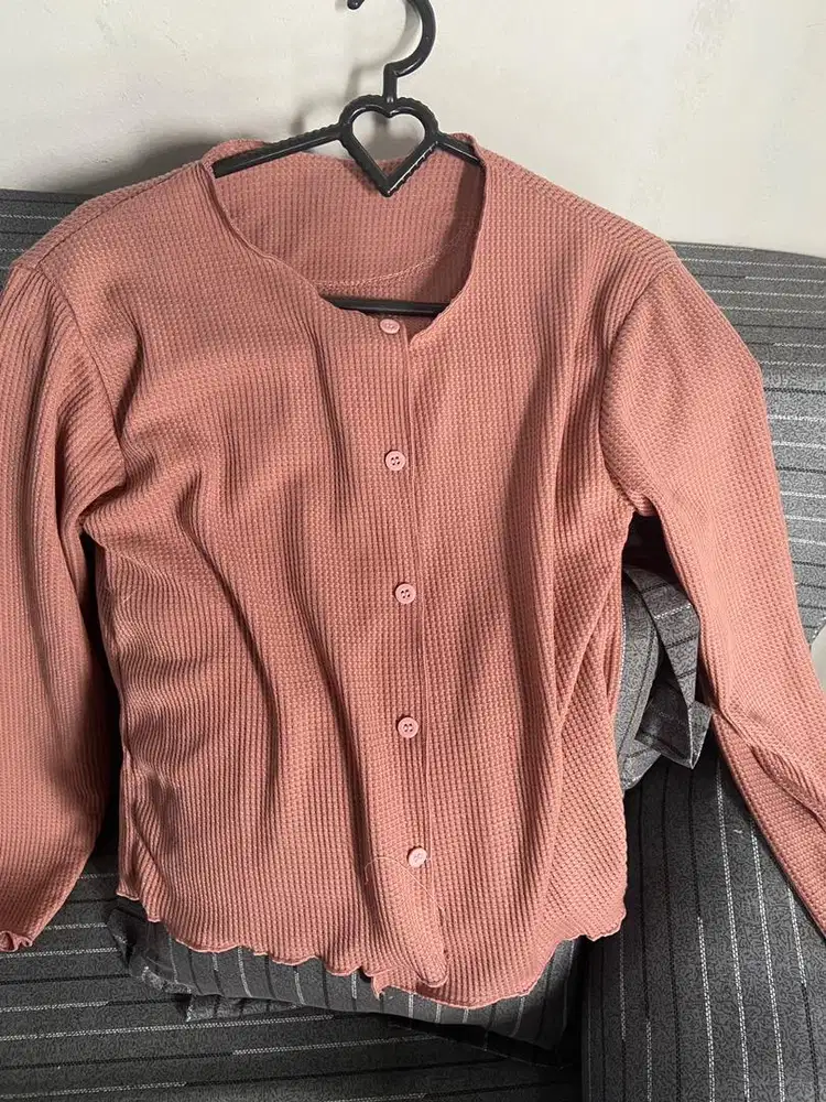Preloved baju, ada brand. Mulai dari 10 k