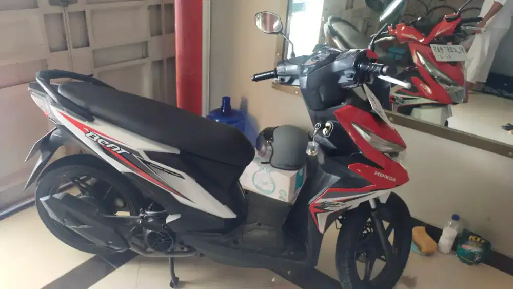 Di jual secepat mungkin satu unit honda beat warna merah putih.