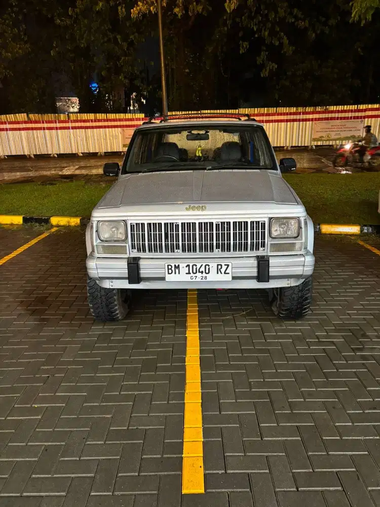 Jeep Cherokee MT 2.5 2001Beige 2002 Jeep Cherokee 2000 Second Jual bu
