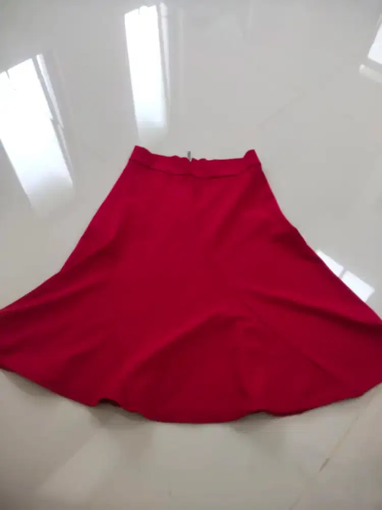 Rok Merah Wanita