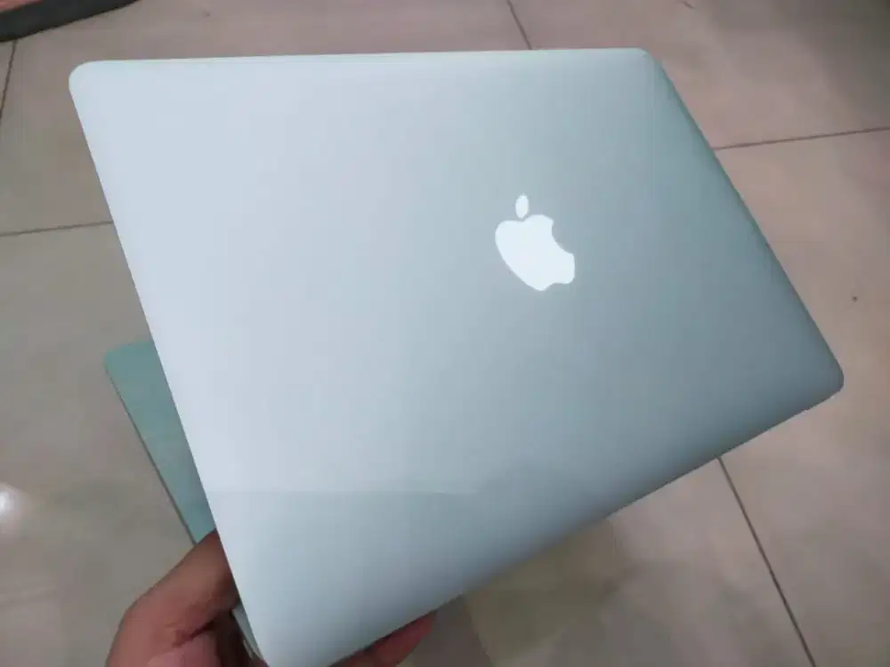 Dijual macbook Air 2017 Mulus intel 13-inch ram 8GB SSD 128GB NO minus