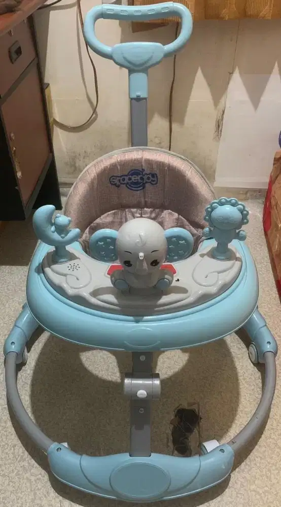Baby walker bekas