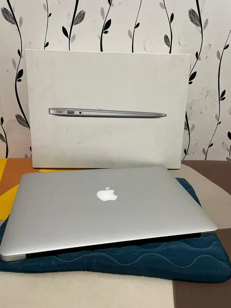 Macbook Air 13” Tahun 2015. Bagus