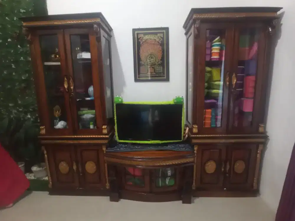 Lemari jati ruangan