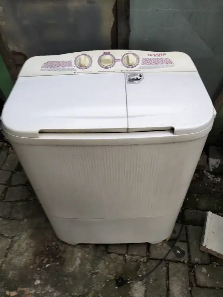 Mesin cuci merek Sharp.
