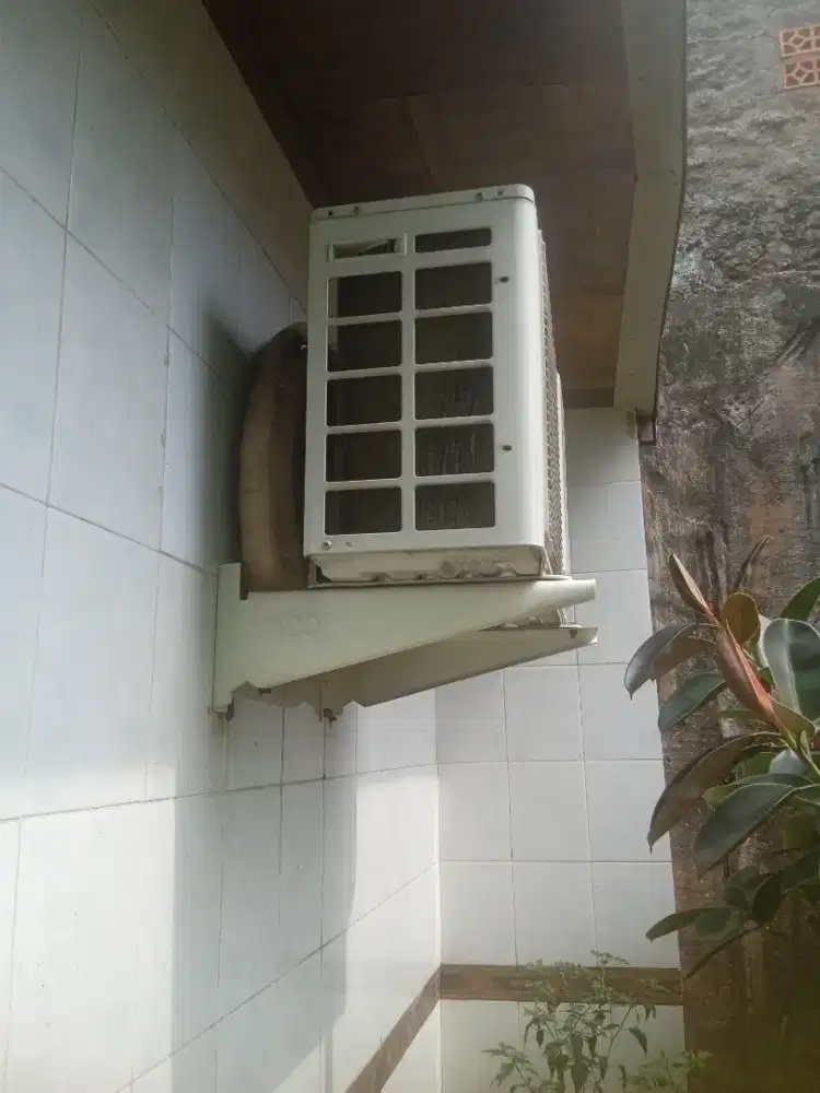 Di jual satu set ( indoor dan outdoor) AC 1/2 PK Sharp