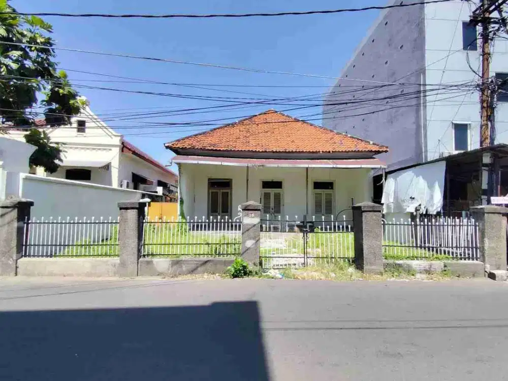 JUAL CEPAT HITUNG TANAH! RUMAH BANGUNAN BELANDA, LUAS TANAH 555m2 DI SURABAYA PUSAT