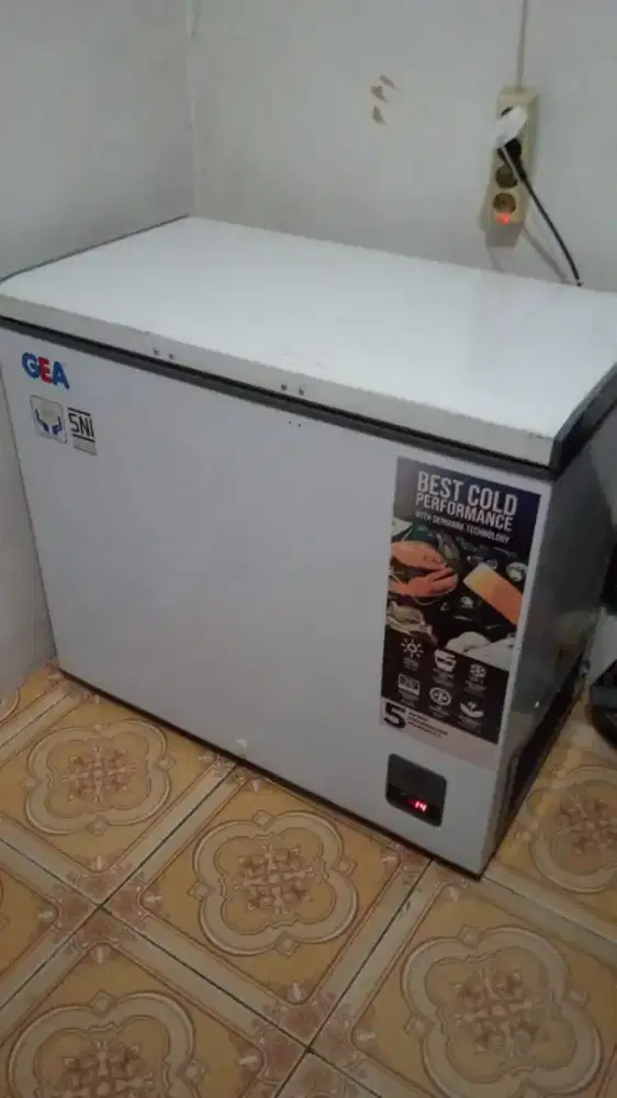 di jual cepat freezer gea 220 Liter