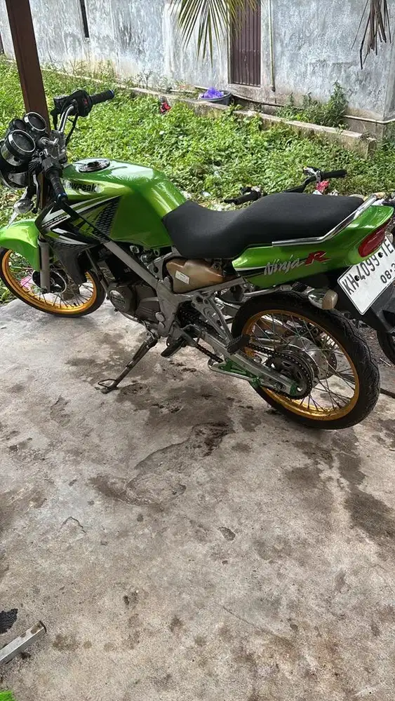 Di jual ninja R 2010 variasi tipis2