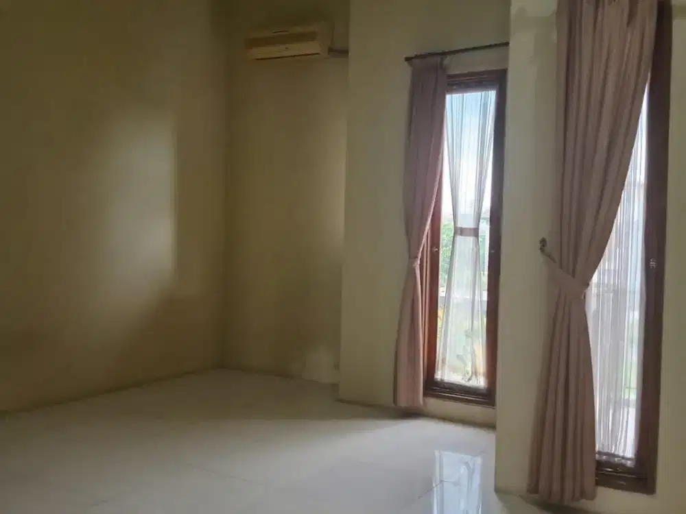 Disewakan rumah 2 lantai di singgasana siap huni