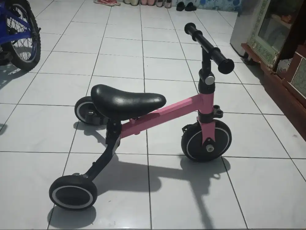 Sepeda anak kecil