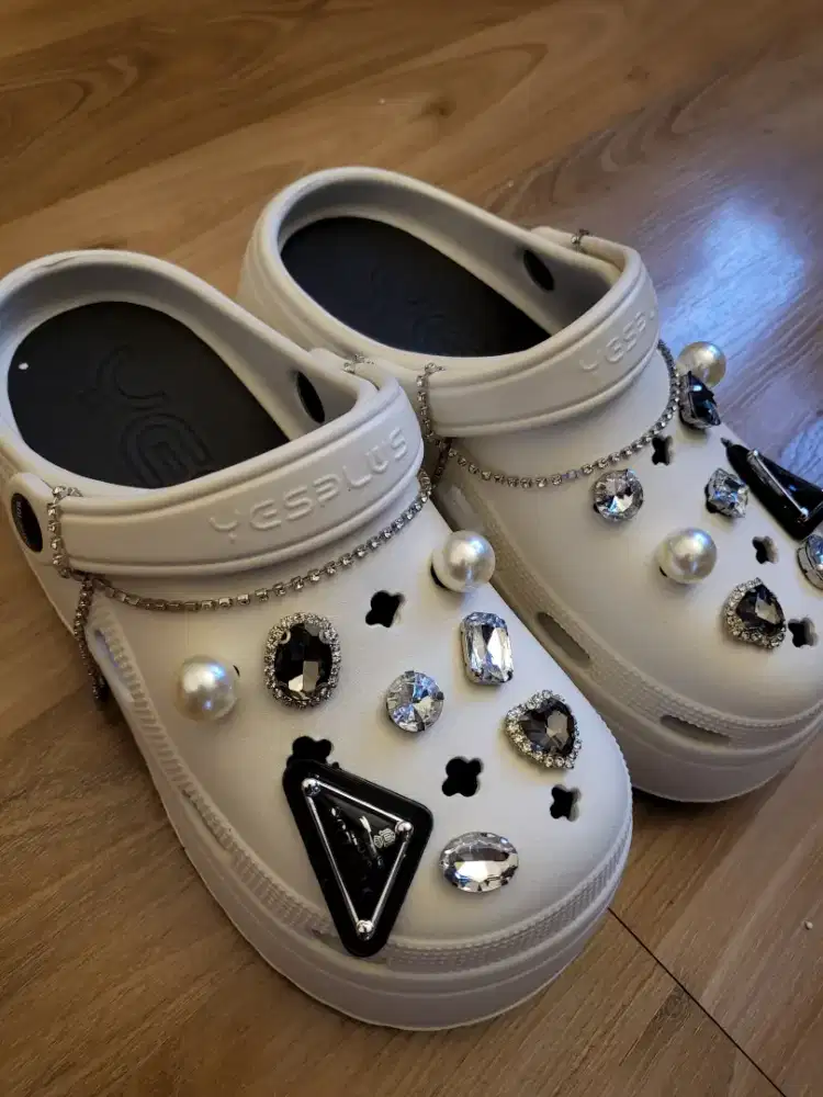 Sandal crocs merk yesplus