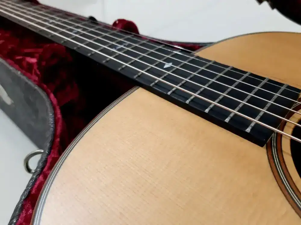 Taylor usa 717 V-class gitar akustik