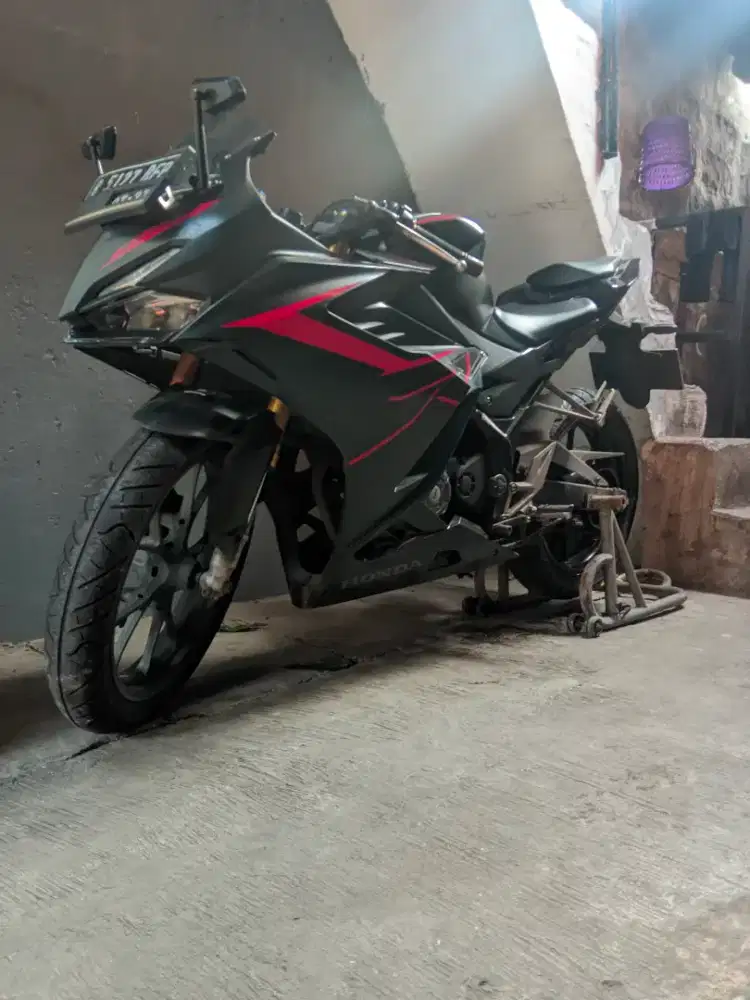 Motor cbr 150 hitam